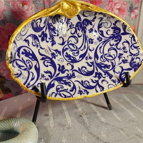 DECOUPAGE CLAM SHELL DECOUPAGE PURPLE SWIRLS ON A CLAM SHELL TRINKET DISH - Picture 2 of 11